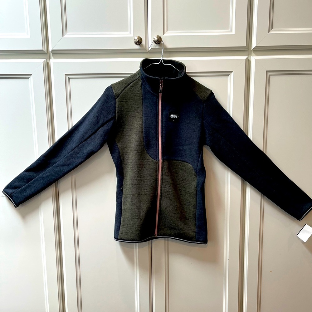 Picture Organic Clothing. Woman’s size small. Green and blue fleece